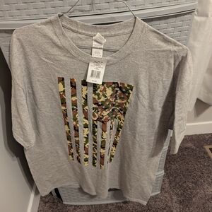Kohl's Gray Short Sleeve Tee with Camo Flag Graphic